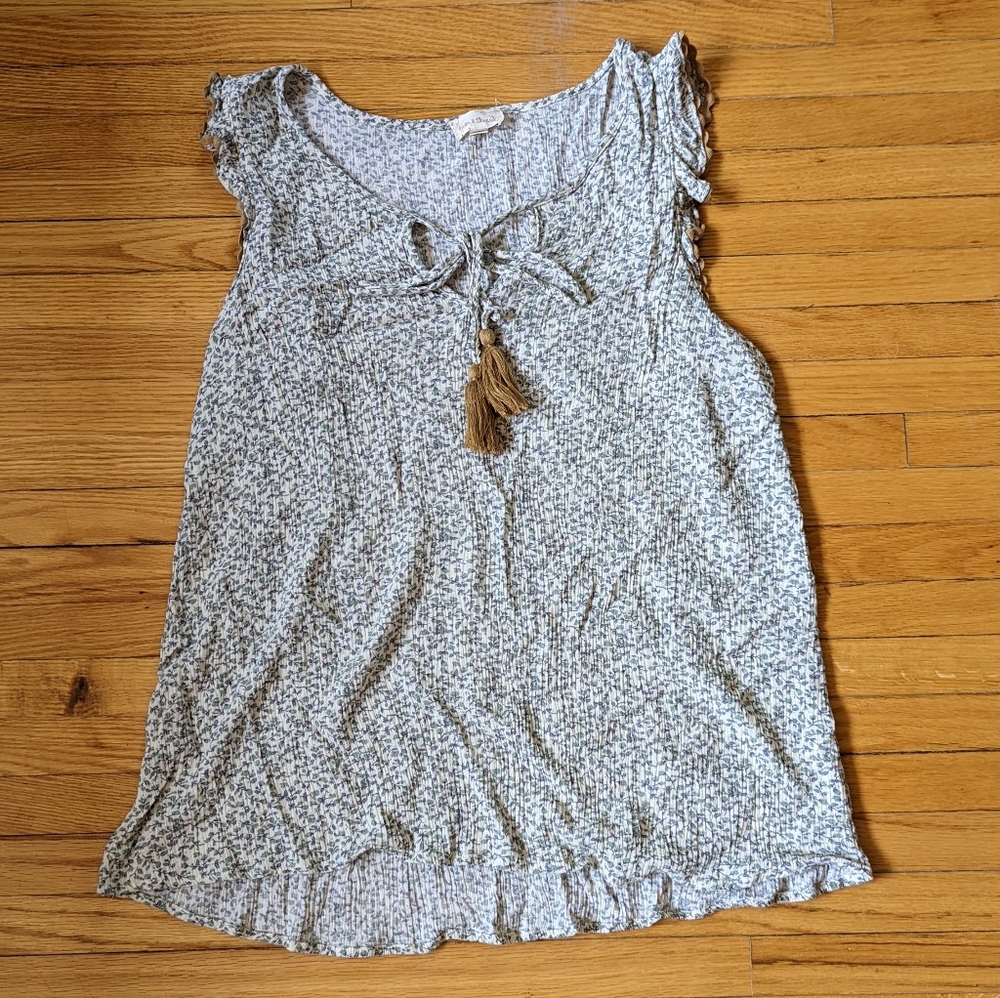 hem & thread tank. Size Medium.